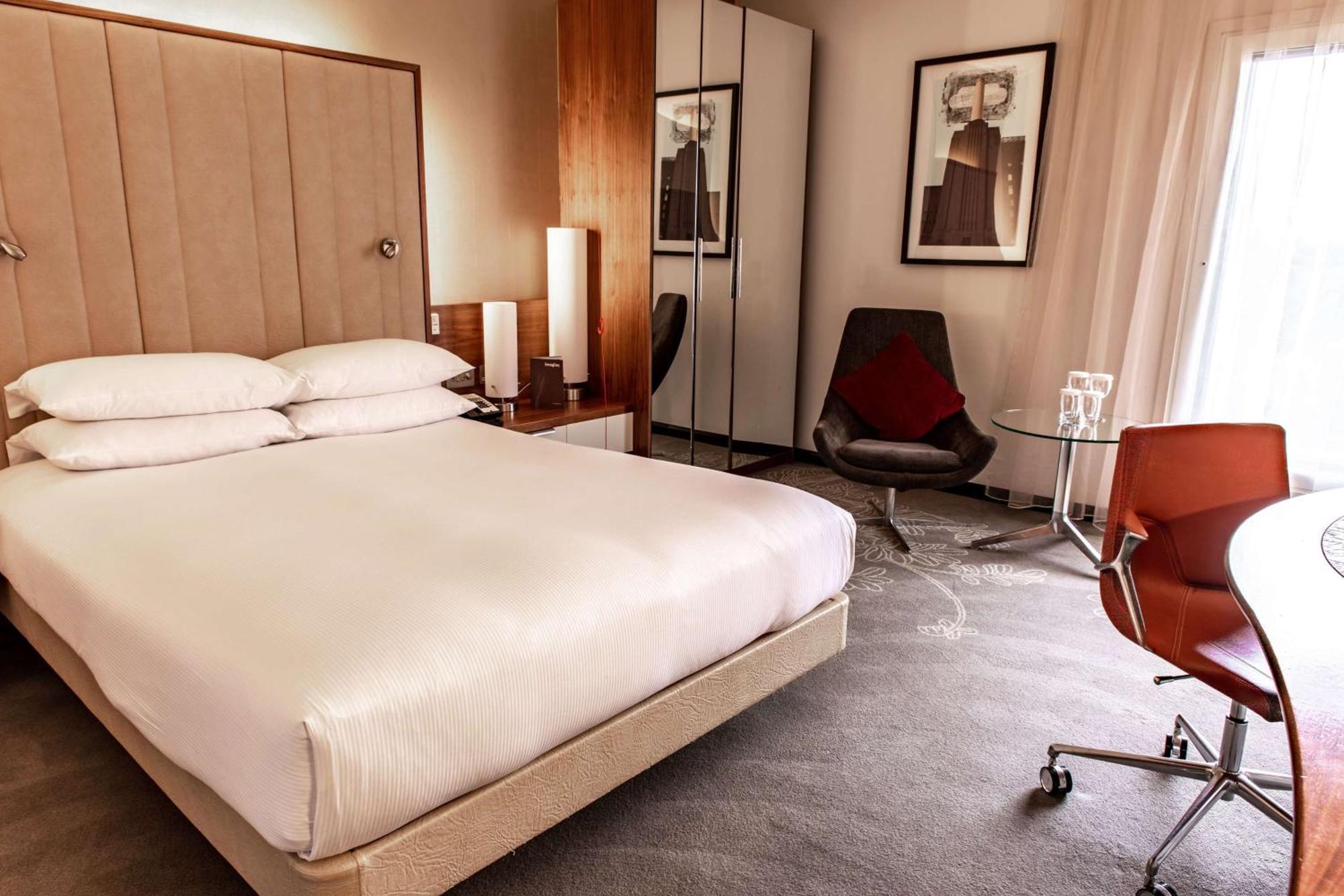 Hotel Hilton London Heathrow Airport Terminal 5 à Hillingdon Extérieur photo
