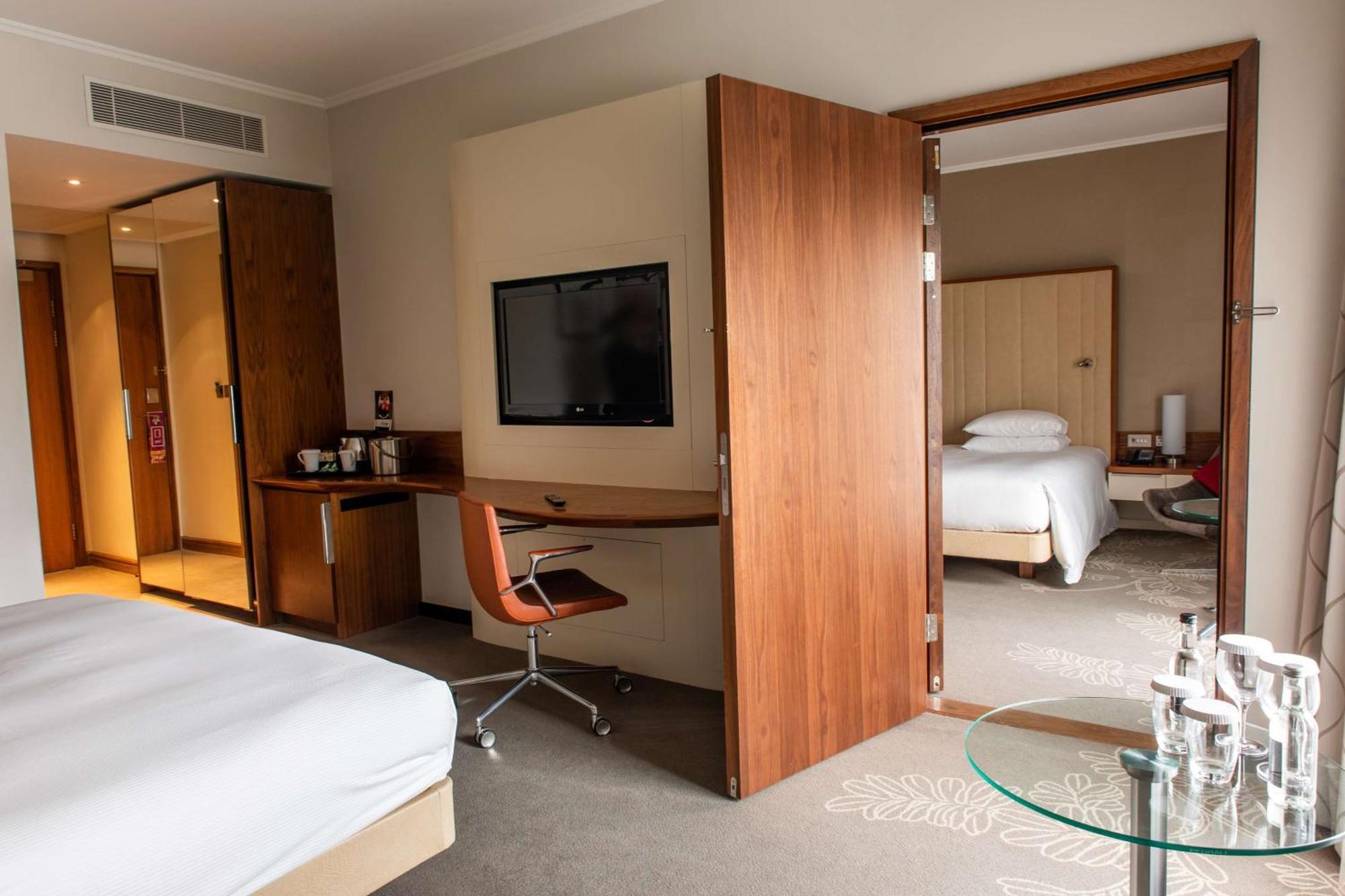 Hotel Hilton London Heathrow Airport Terminal 5 à Hillingdon Extérieur photo