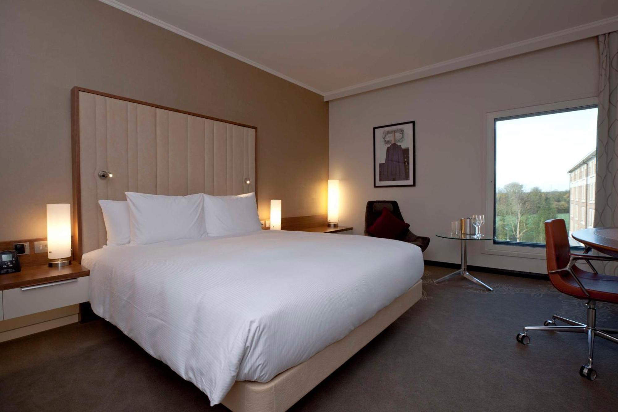 Hotel Hilton London Heathrow Airport Terminal 5 à Hillingdon Extérieur photo